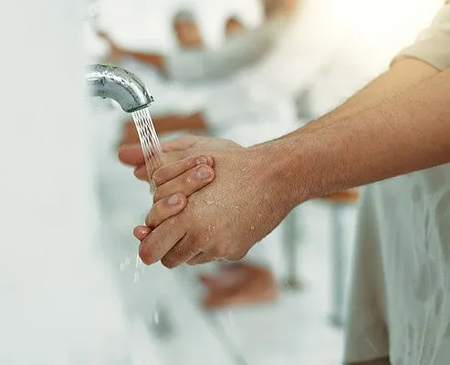 Le wuḍūʾ est-il inclus dans le ghusl ?