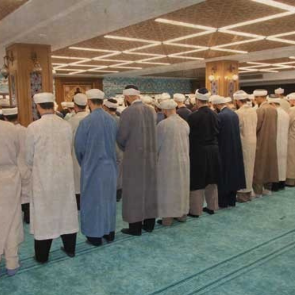 Rattraper Maghrib à l’heure de ʿIshāʾ : prier seul ou avec le groupe ?